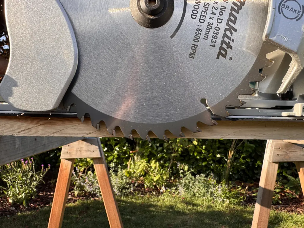 Makita DHS900 mit Sägeblatt D-03931 vor dem Einsägen einer Führungsschiene