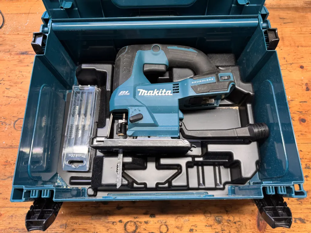 Makita DJV184 mit Stichsägeblattbox in einem geöffneten Makpac