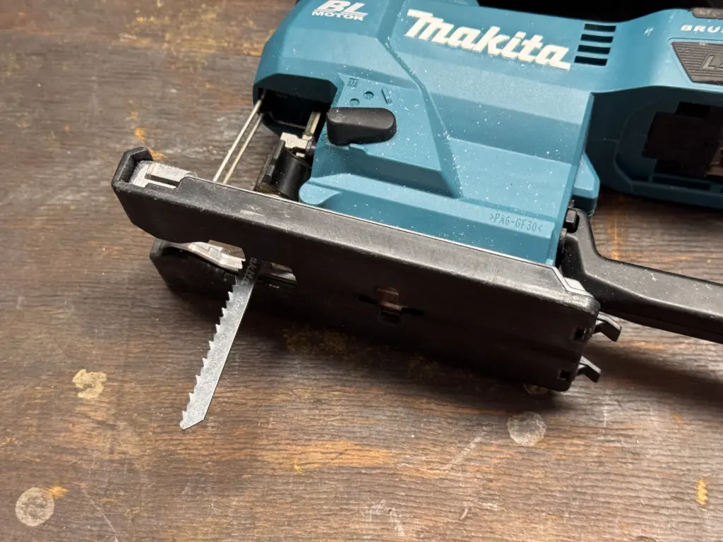 Sägeblatt und Fußplatte der Makita DJV184 aus der Nähe