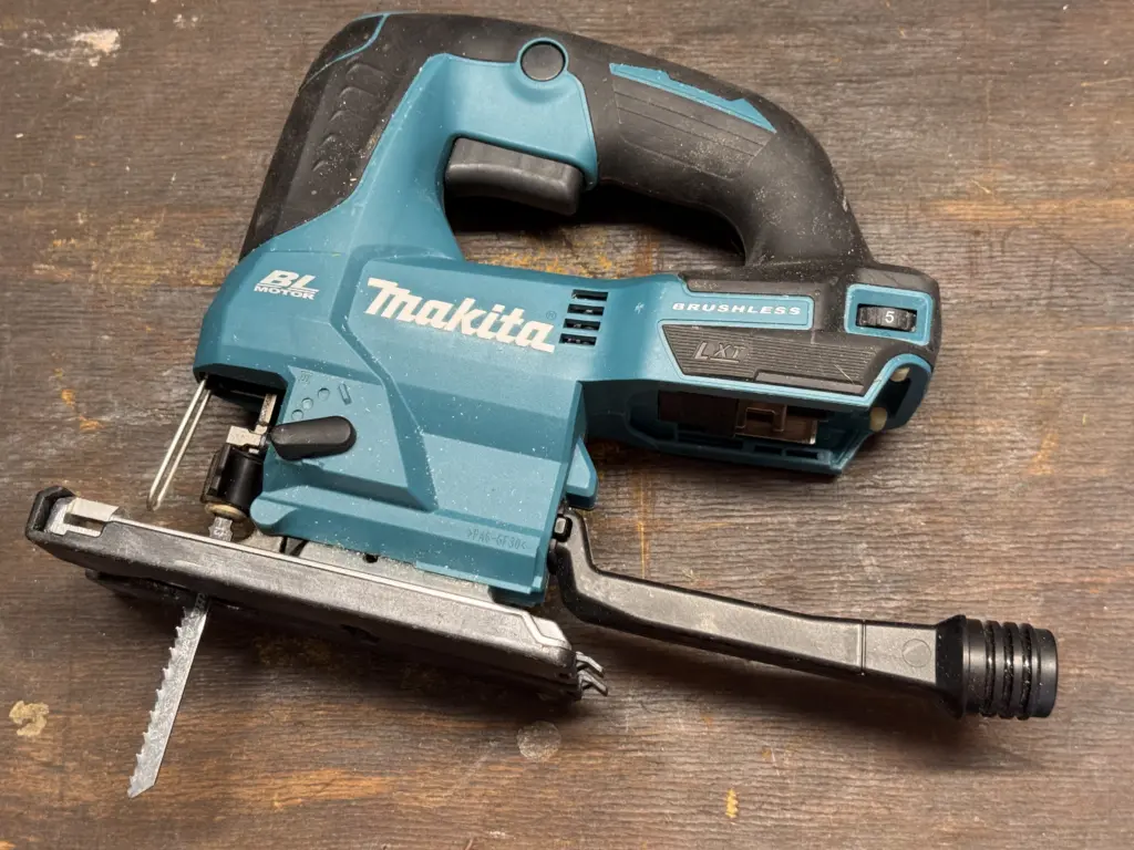 Makita DJV184 Akku-Stichsäge auf einer Werkbank