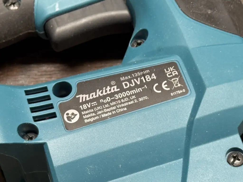 Typenschild der Makita DJV184 mit Modellnummer und 18-Volt-Angabe