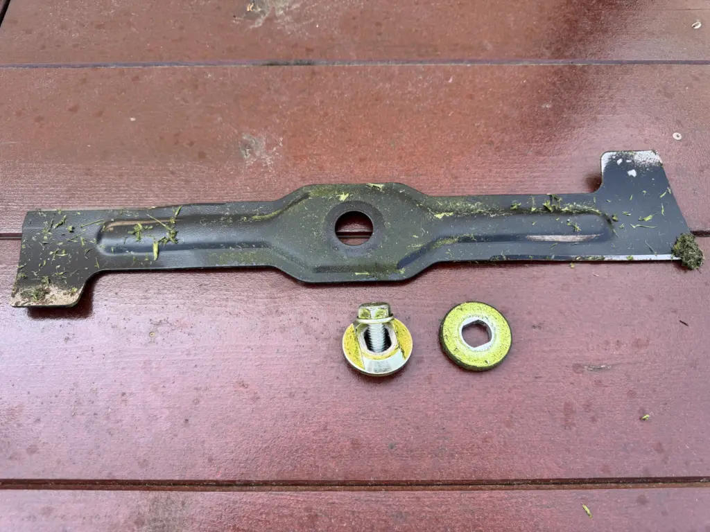 Ausgebautes Makita DLM432 Messer mit Außenflansch, Schraube und Innenflansch