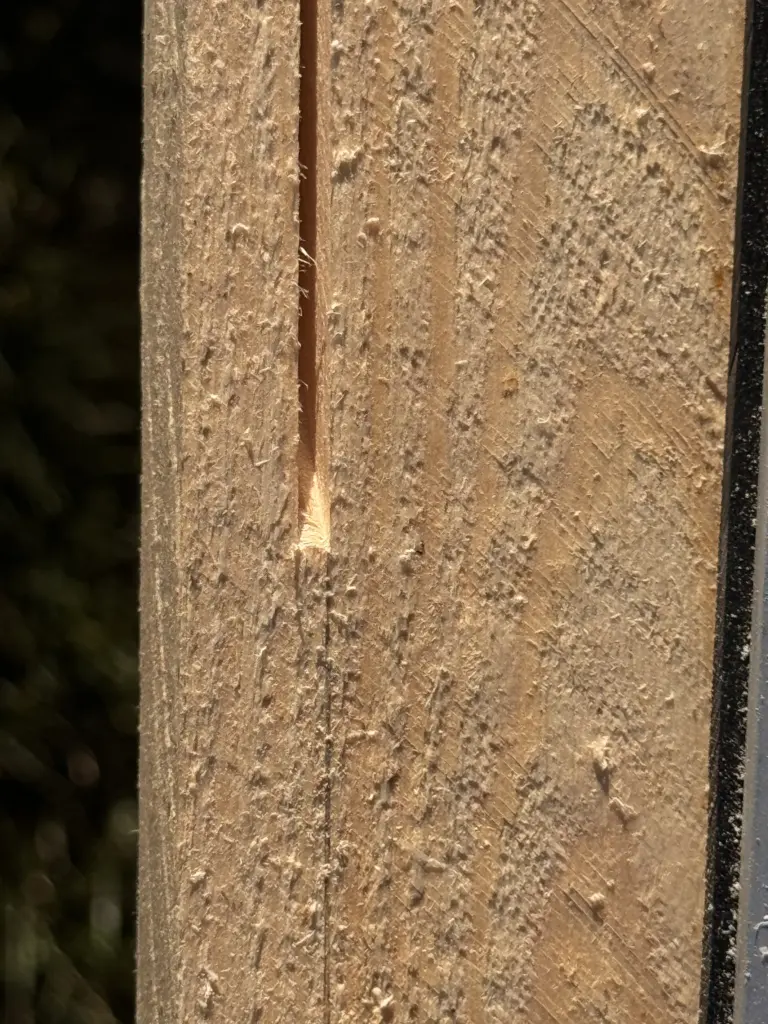 Frisch eingesägte Kante des Splitterschutzes an einer Makita Führungsschiene
