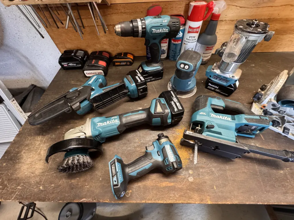 Verschiedene Makita LXT Einzelgeräte und 18V Akkus auf meiner Werkbank