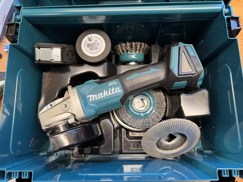 Geöffneter Makita MAKPAC mit Akku-Winkelschleifer und Schleifzubehör in einer Einlage
