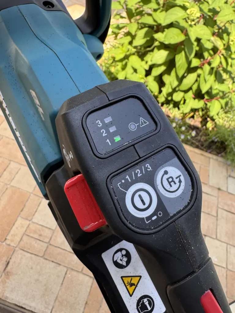 Bedienfeld der Makita UH006G mit drei Geschwindigkeitsstufen und Reverse-Funktion