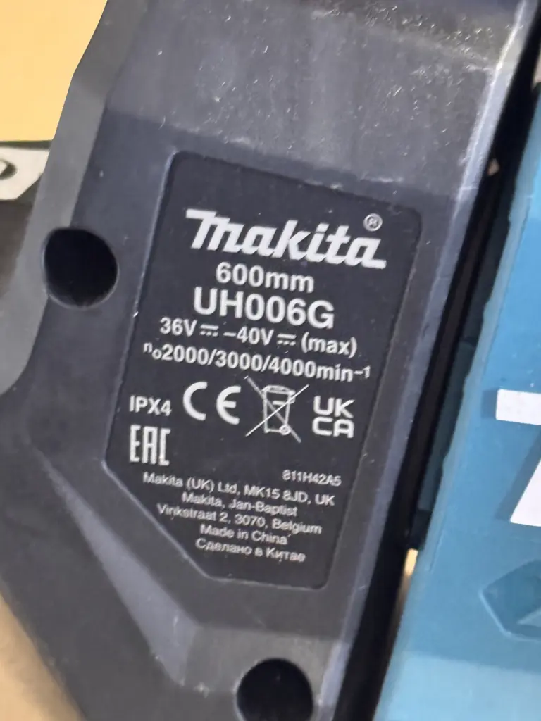 Typenschild einer Makita UH006G XGT Heckenschere mit Modellbezeichnung