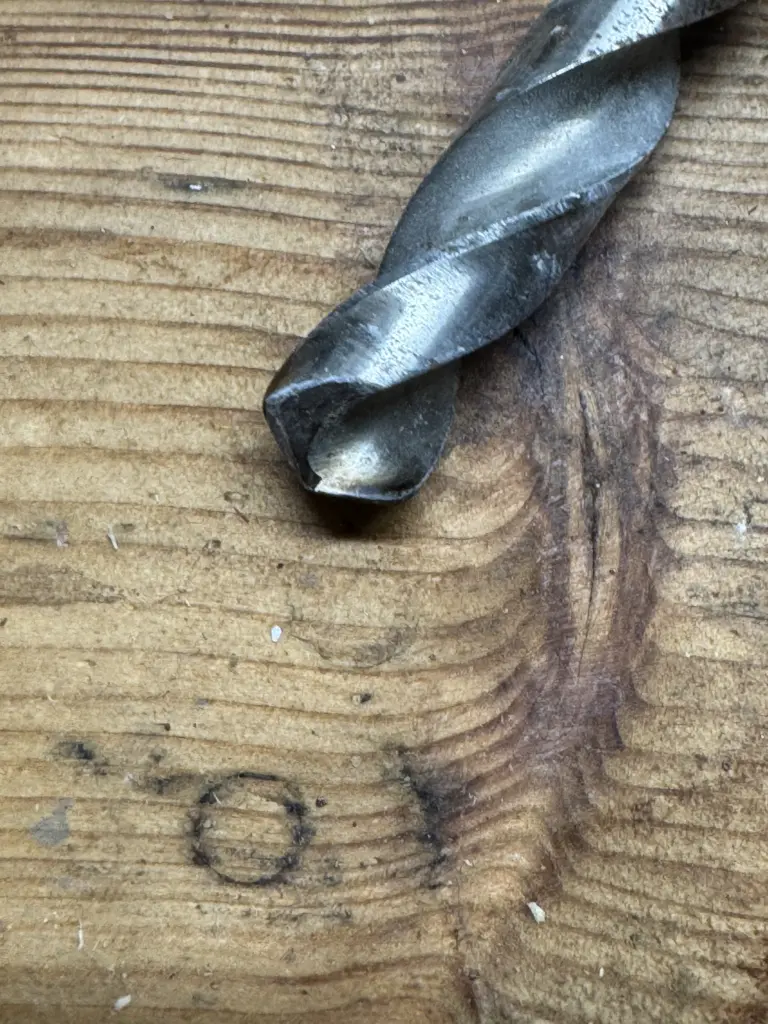 Nahaufnahme eines gebrauchten Metall-Spiralbohrers ohne typische Holz-Zentrierspitze