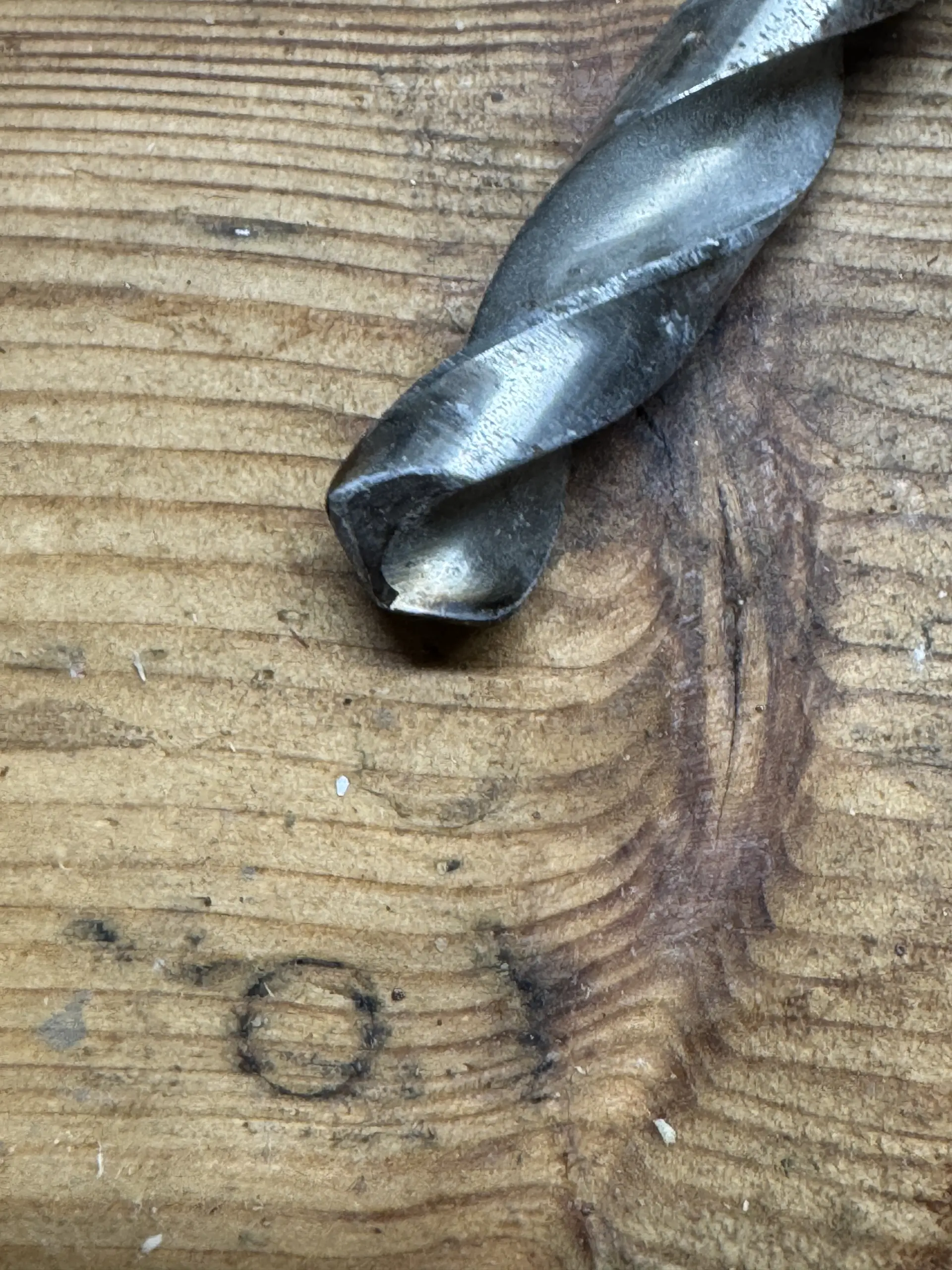 Nahaufnahme eines gebrauchten Metall-Spiralbohrers ohne typische Holz-Zentrierspitze