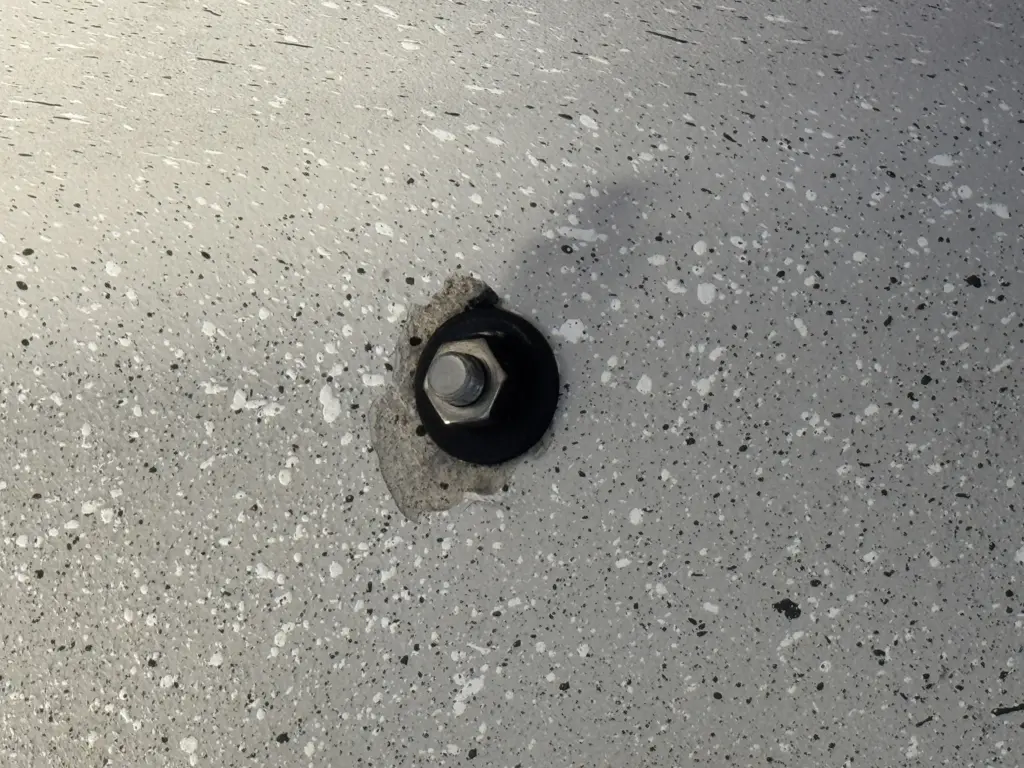 Mutter einer durchgesteckten Schlossschraube an meinem Carport von innen
