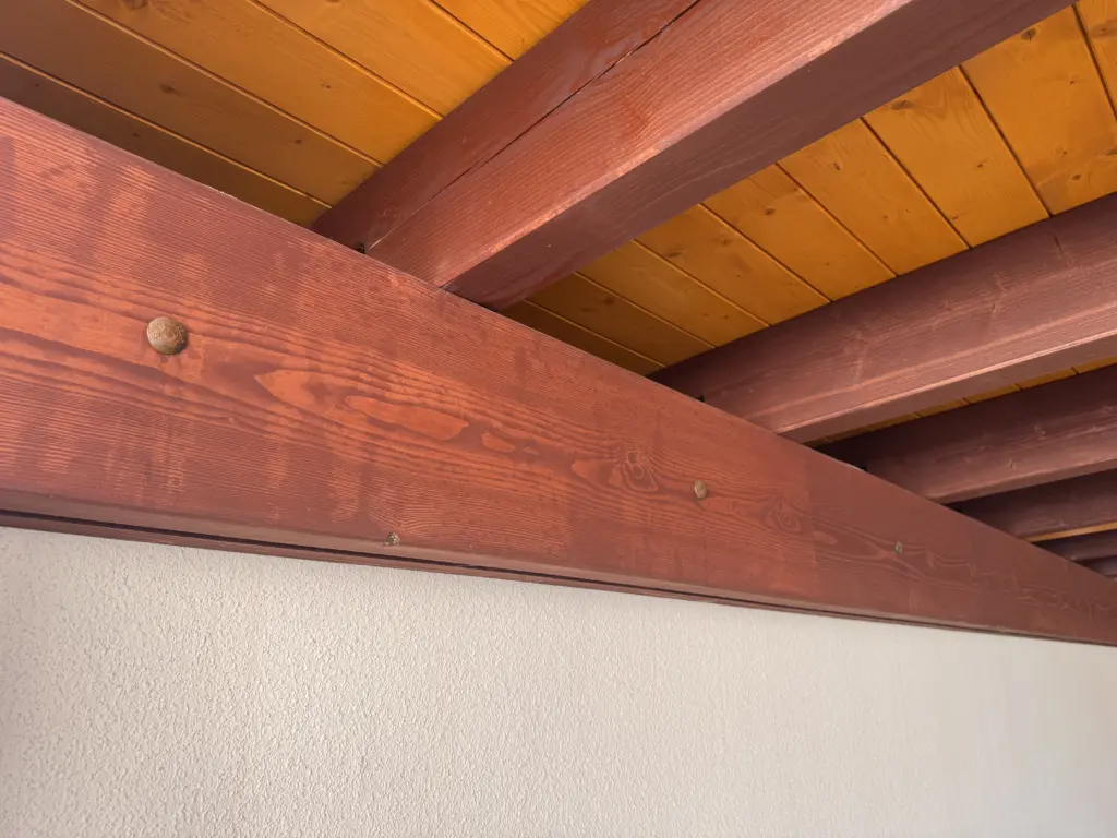 Mehrere montierte Schlossschrauben an der Holzpfette meines Carports