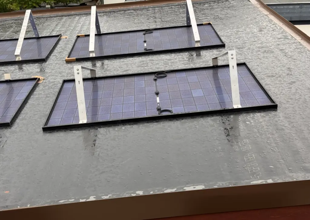 Rückseiten von Solarmodulen mit montierten Flachdachhalterungen