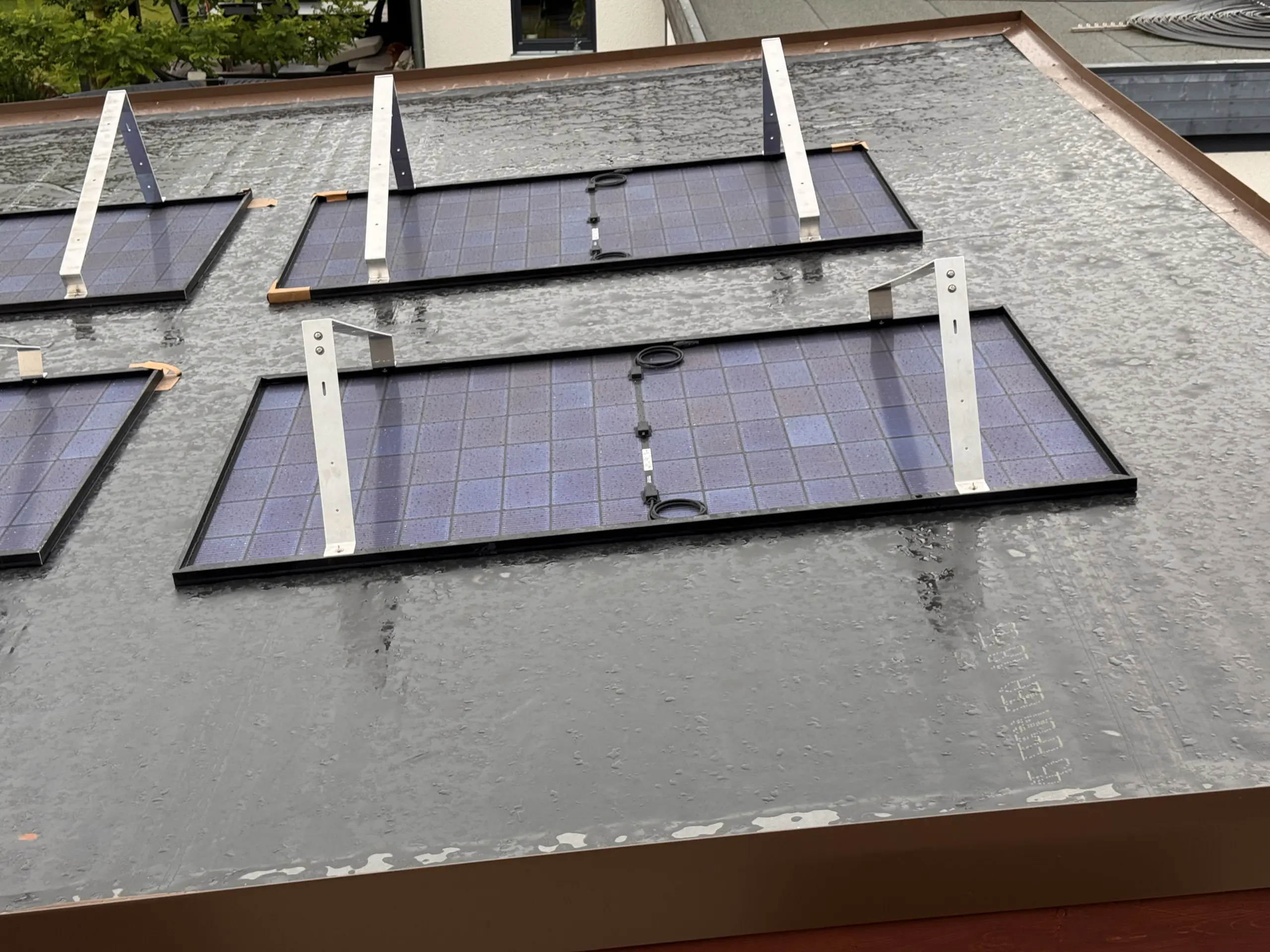 Solarmodul bei der Montage auf der Flachdachhalterung