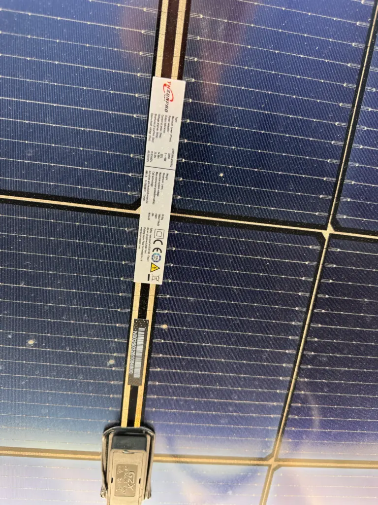 Typenschild auf der Rückseite eines SUNPRO-Solarmoduls