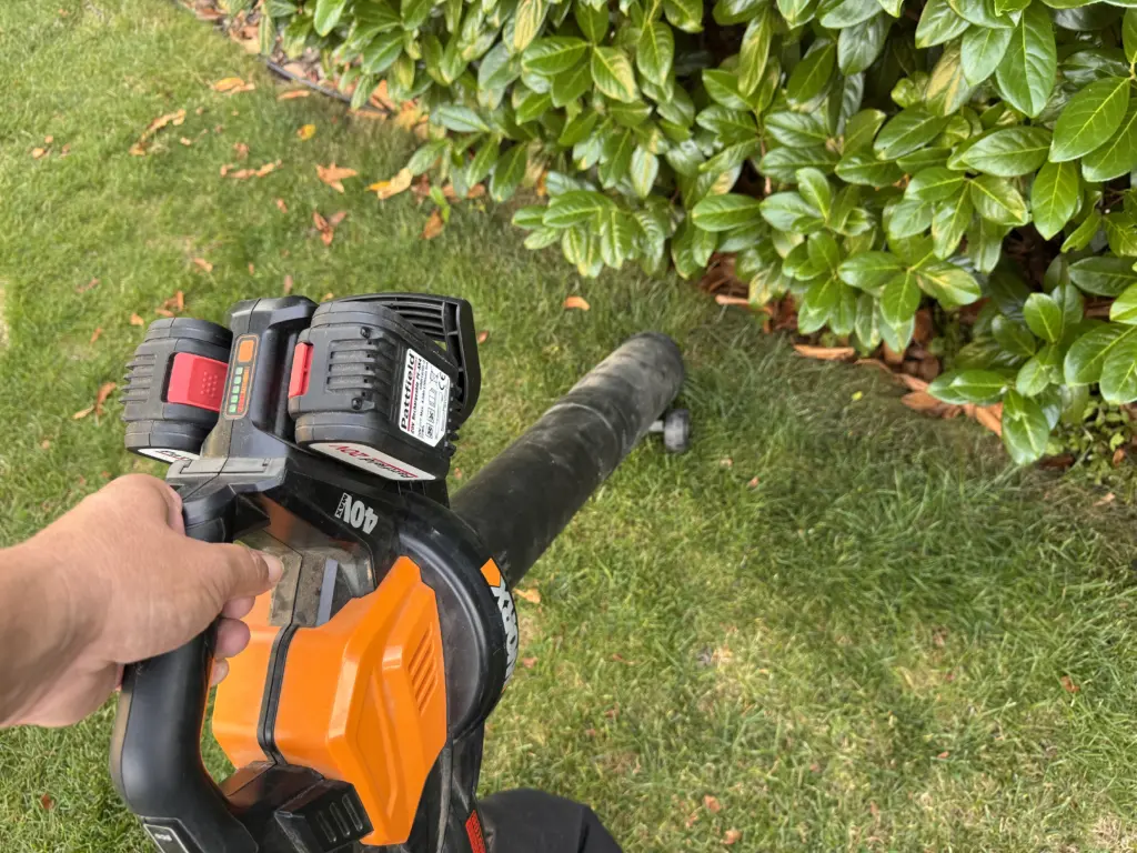 Akkuanzeige am WORX WG583E im Praxiseinsatz