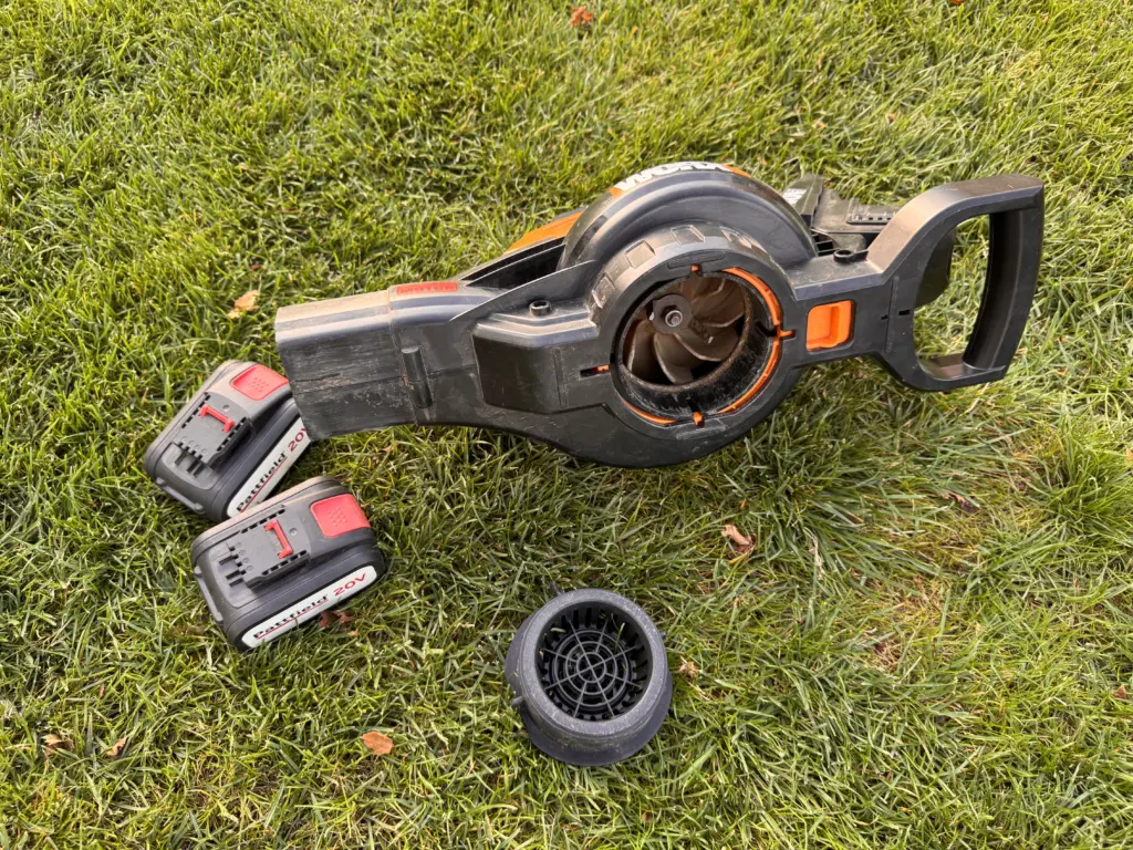 Geöffnete Ansaugung des WORX WG583E mit abgenommenem Schutzgitter