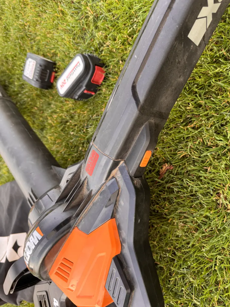 WORX WG583E mit montiertem Blasrohr