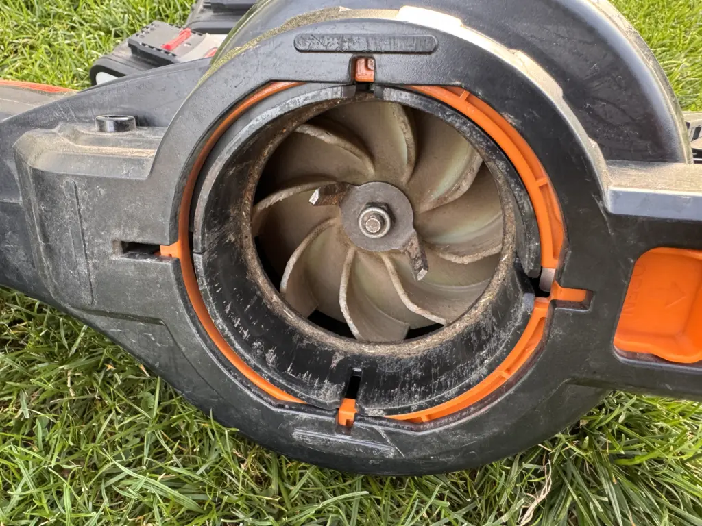 Geöffnetes Lüfter- und Häckselrad des WORX WG583E