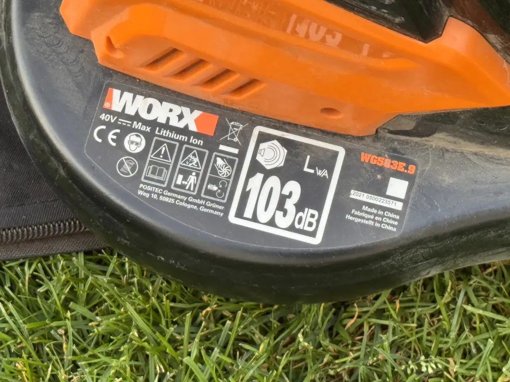 Typenschild des WORX WG583E mit 40V Max und 103 dB