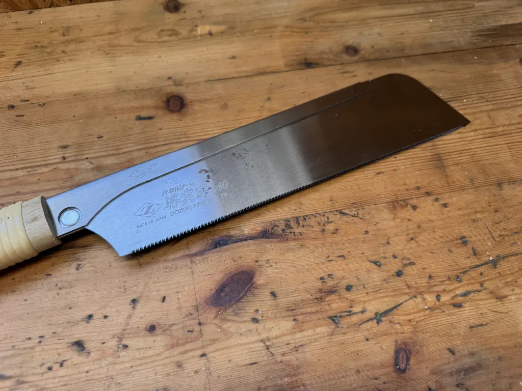 Z-SAW Dozuki Fine 240 Japansäge mit Rücken auf einer Holzwerkbank