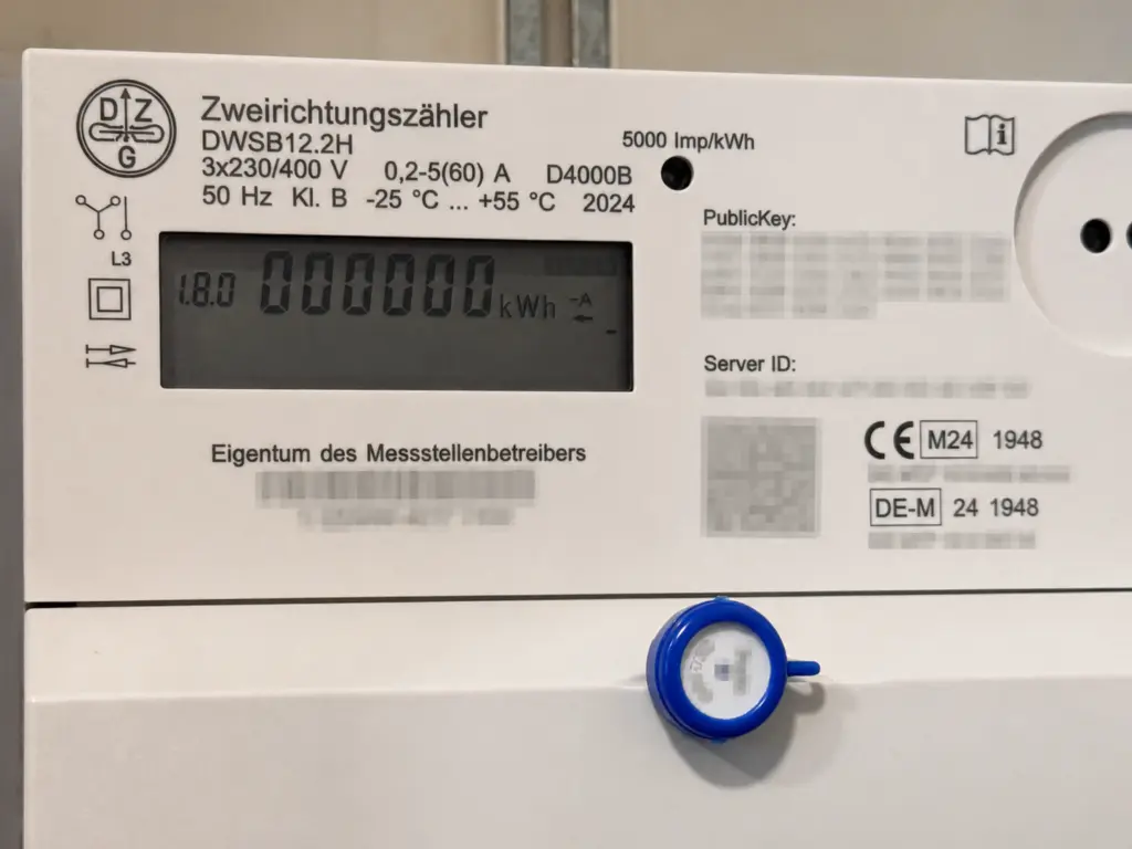 Datenschutzkonforme Nahaufnahme eines Zweirichtungszählers mit Anzeige 1.8.0