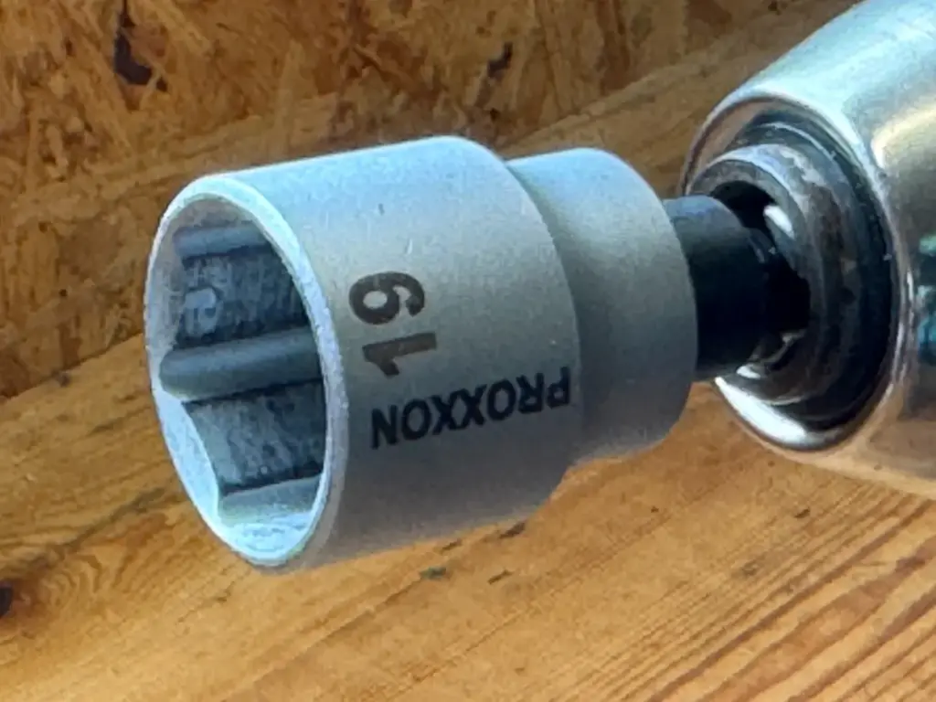 Stecknüsse mit Akkuschrauber verwenden – 19-mm-PROXXON-Stecknuss auf 3/8-Zoll-Adapter