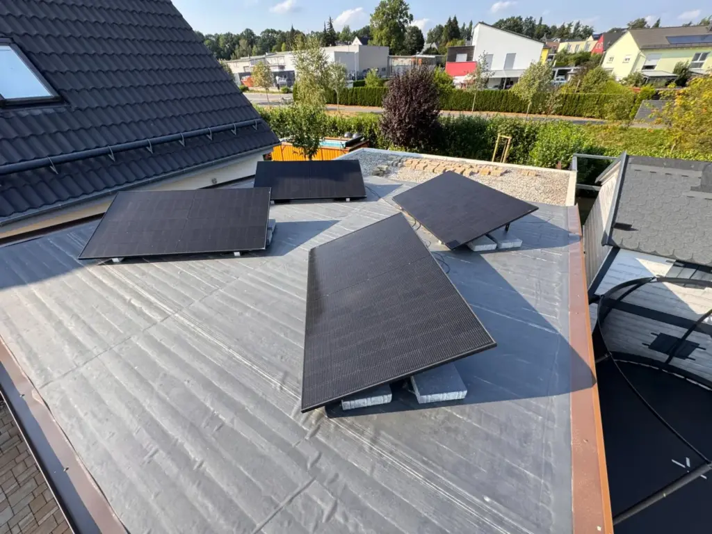 Bestehendes 2000-Wp-Balkonkraftwerk mit vier Solarmodulen auf meinem Carport