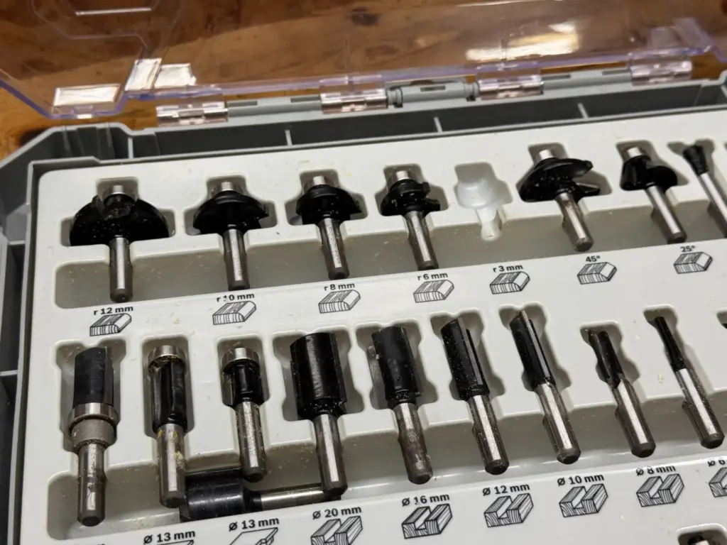 Verschiedene 8-mm-Fräser für Makita DRT50 in meinem Bosch-Fräserset