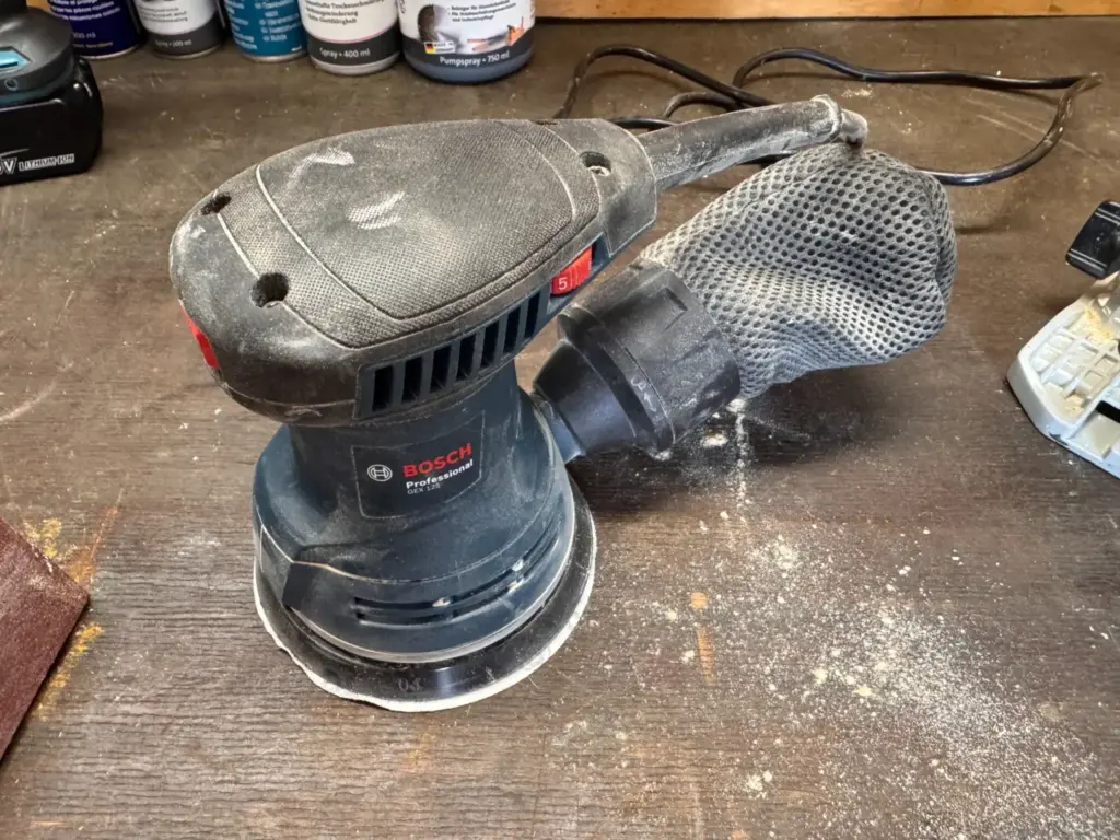 Bosch Professional GEX 125 Exzenterschleifer mit Staubbeutel auf einer Werkbank