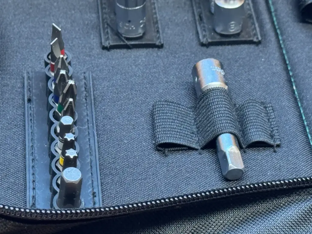 Bits und Adapter aus einem Bosch Werkzeug-Adventskalender