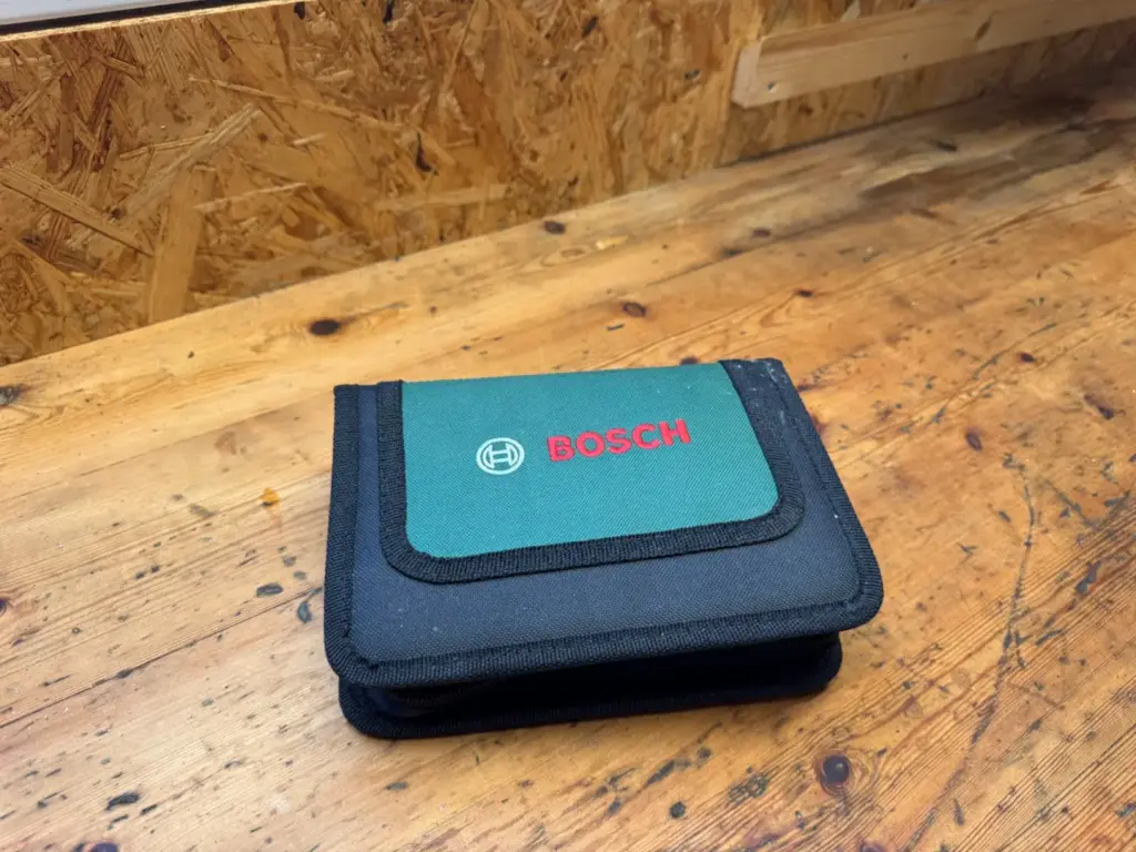 Werkzeug-Adventskalender von Bosch im geschlossenen Etui auf der Werkbank