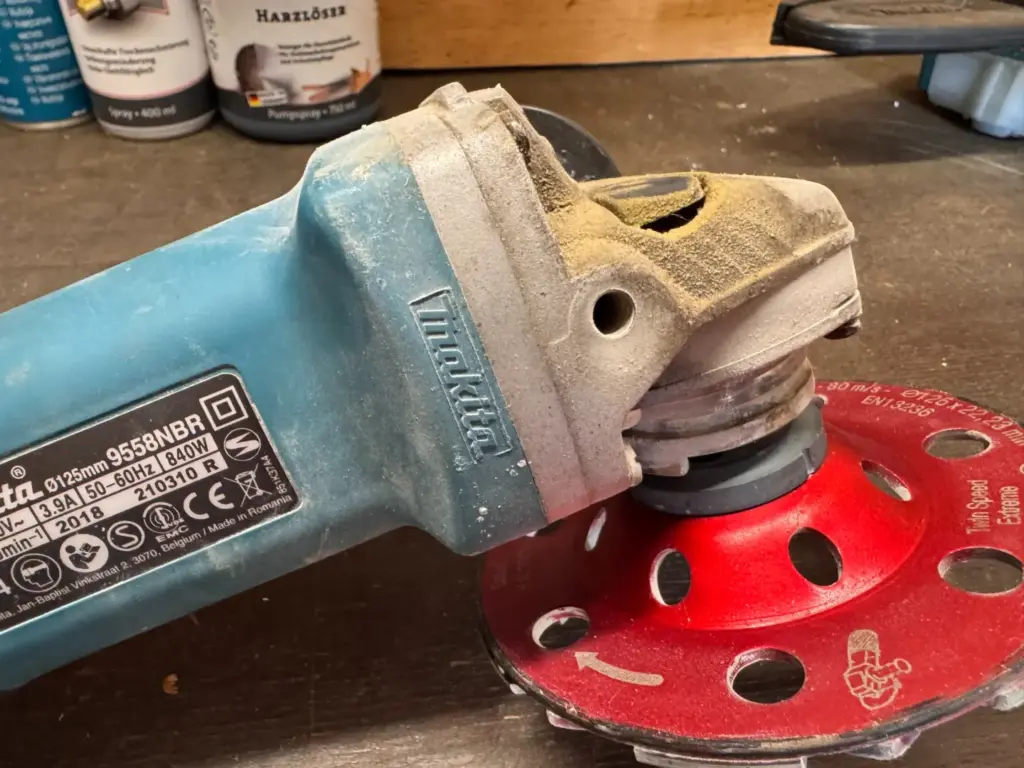 BTEC Diamant-Schleiftopf 125 mm montiert am Makita 9558NBR