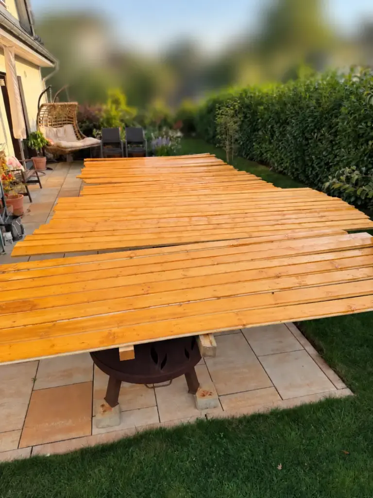 Viele Bretter der Carport-Dachschalung beim Serienanstrich mit Osmo 710 Pinie