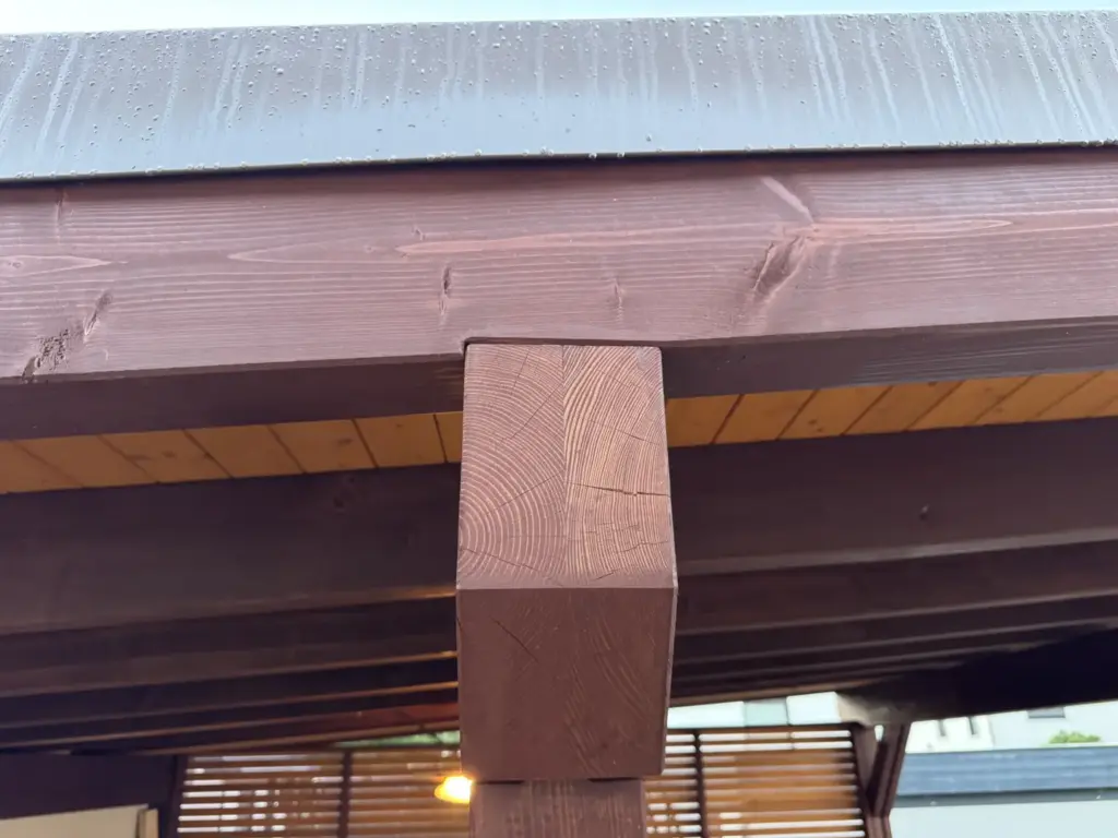 Fertige Pfette-Pfosten-Verbindung am Carport als Vergleich zu den Sparren-Pfetten-Verbindungen