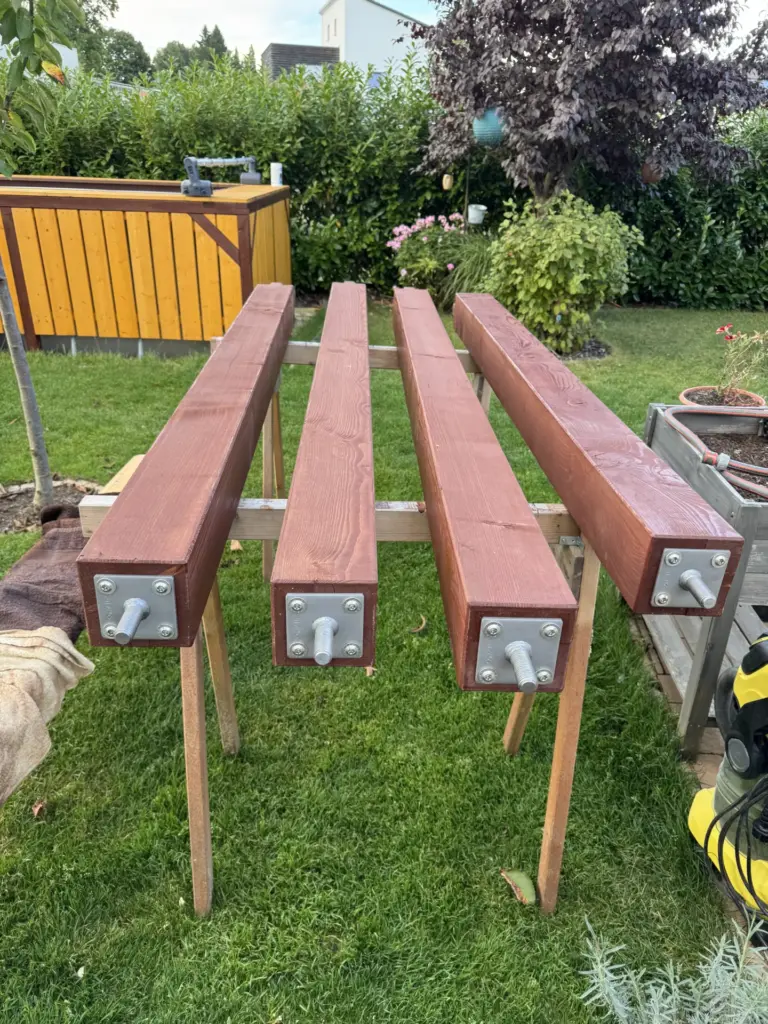 Vier 14×14-cm-Carport-Pfosten mit montierten verdeckten Pitzl-Pfostenträgern