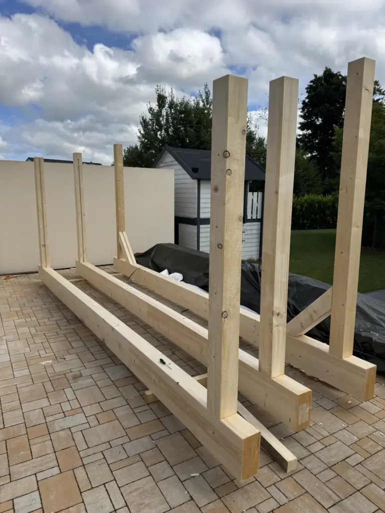 Vorbereitete Carport-Pfosten mit fertigen Zapfen vor dem Aufsetzen der Pfetten