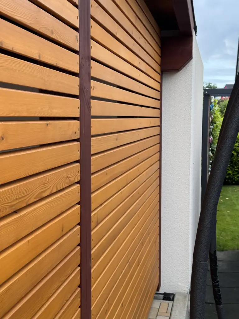 Fertige seitliche Carport-Verkleidung aus Rhombusleisten mit zwei Anstrichen Osmo 710 Pinie