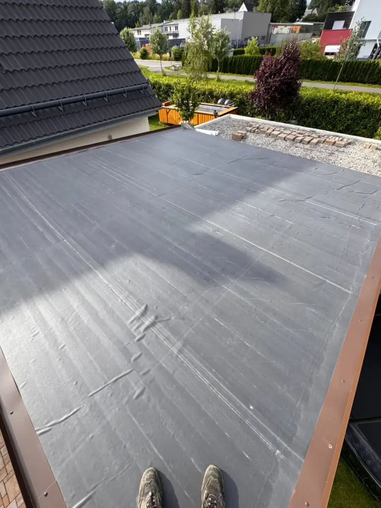 Carport neben dem Satteldach als Ausgangslage für eine zusätzliche PV-Fläche