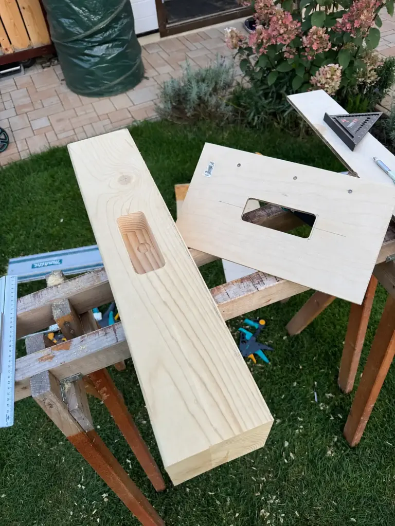 Makita DRT50 beim Fräsen eines 5 cm breiten Schlitzes in einer Carport-Pfette mit Frässchablone