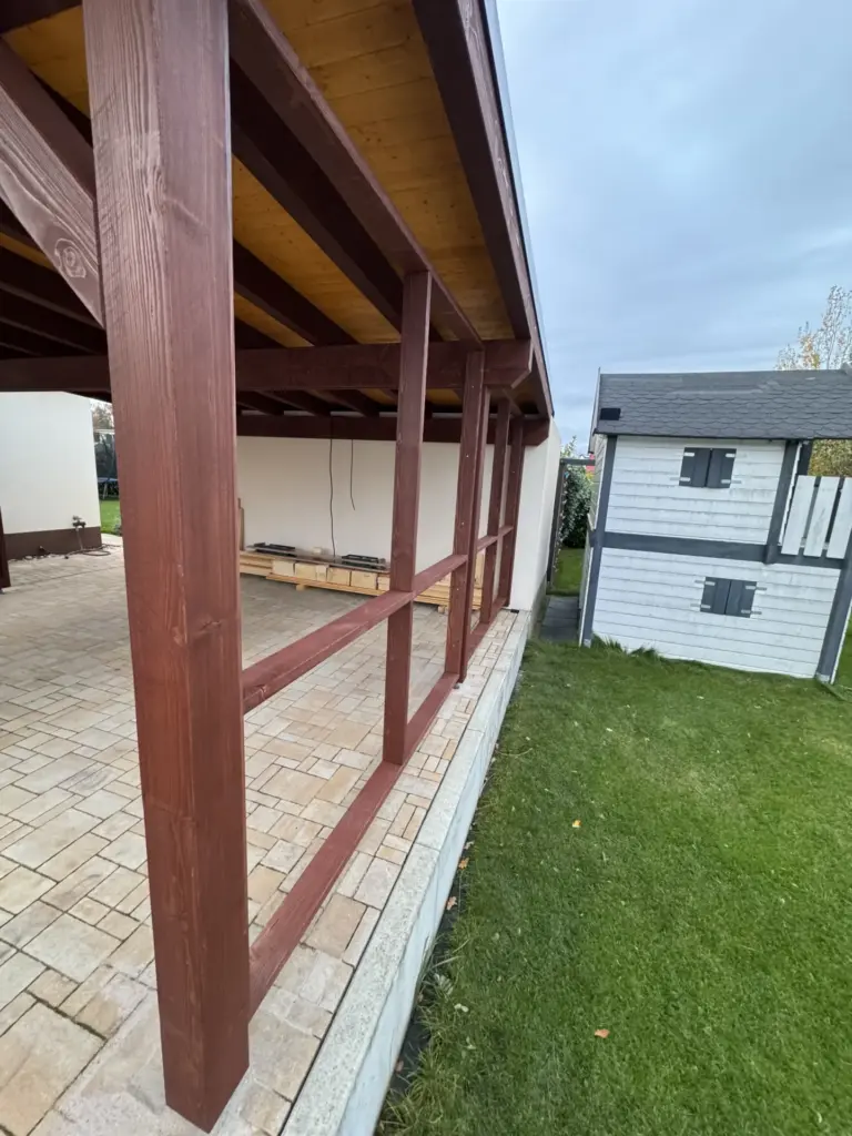 Seitliche Ansicht des fertigen Carports mit Pfosten, Pfetten und Sparren