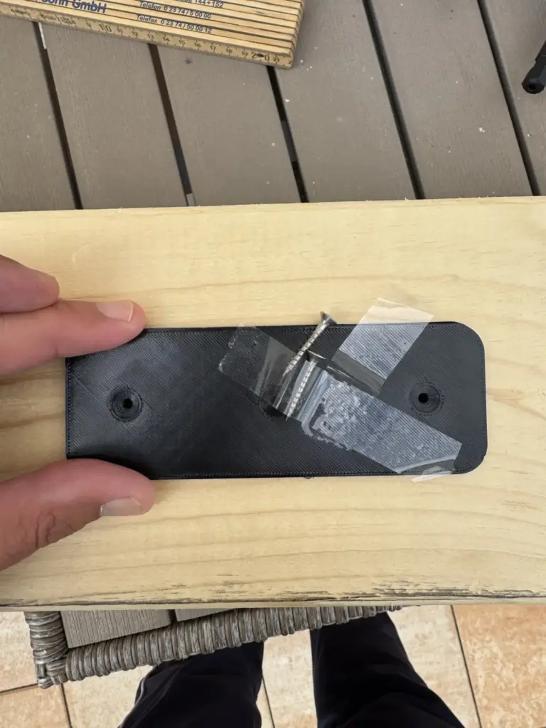 Kleine 3D-gedruckte Frässchablone zum Abrunden der Zapfenenden am Carport