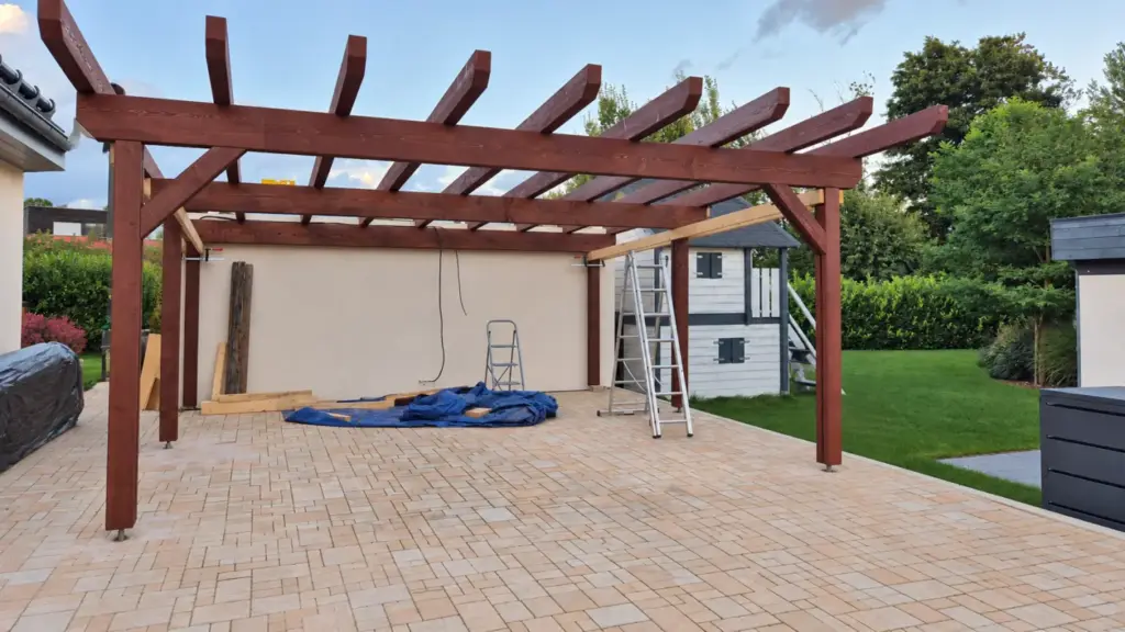 Carport vor der Montage der Dachschalung mit neun montierten Sparren