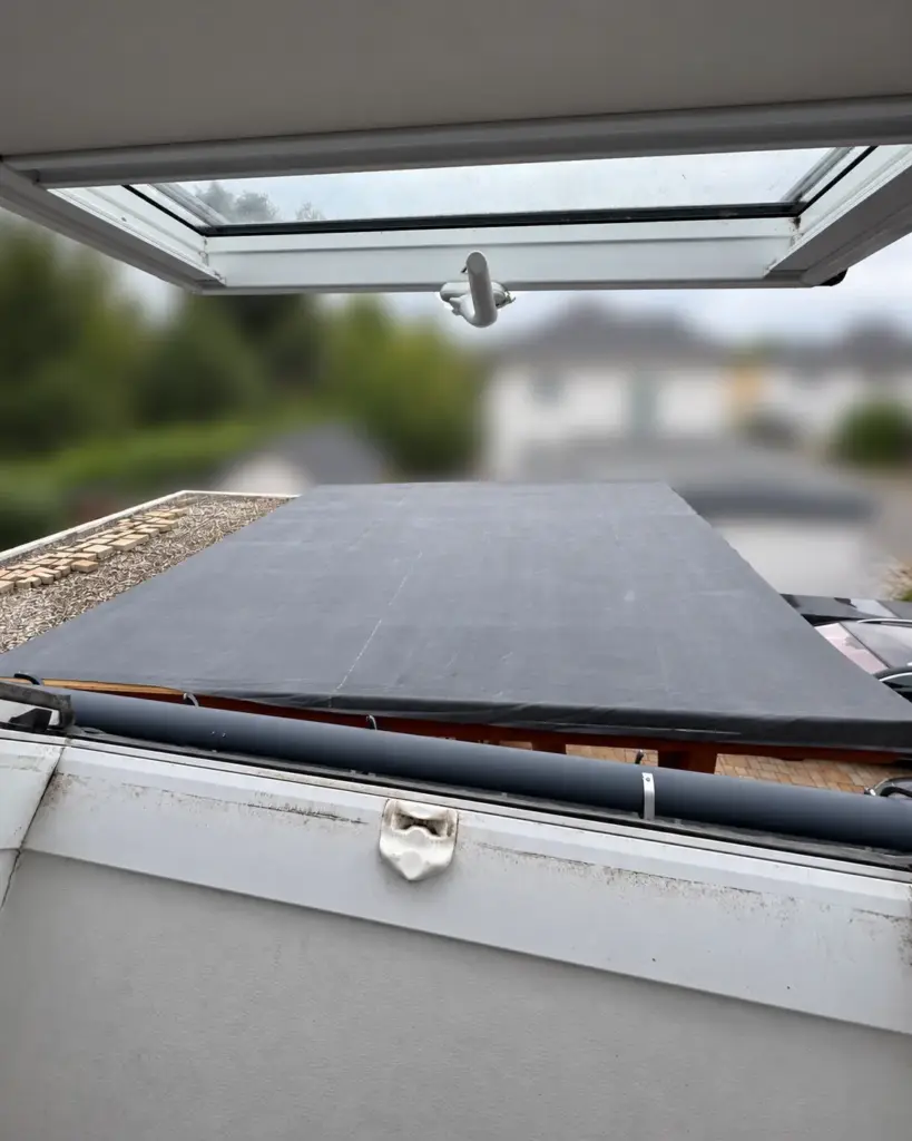 Blick aus dem Dachfenster auf das mit EPDM-Folie abgedeckte Carportdach
