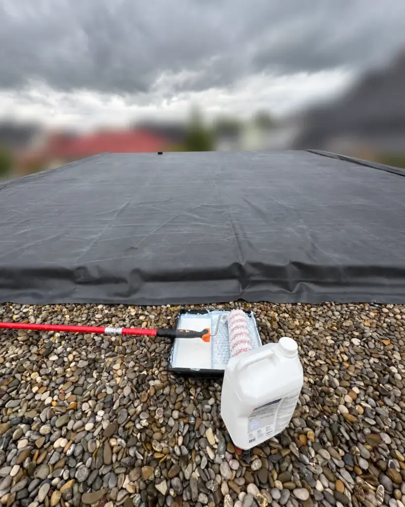 Gesamtansicht des Carportdachs mit verlegter EPDM-Dachfolie unter grauem Himmel