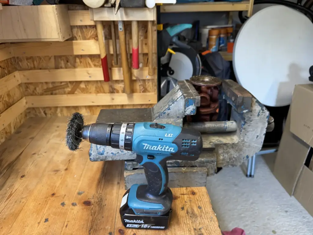 Kleine Drahtbürste im Makita DHP453 zum Flansch entrosten
