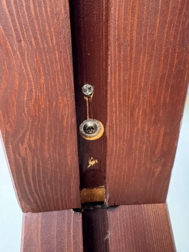 Kopfband am Carport befestigen: fertige Holzverbindung mit sichtbaren Schraubenköpfen