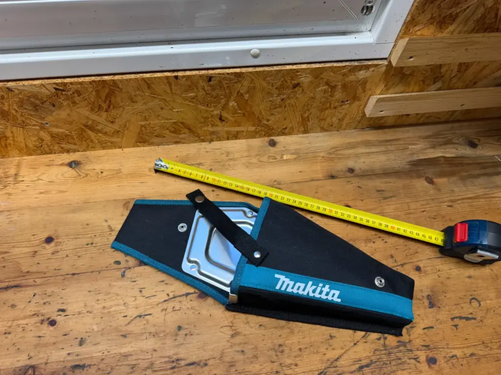 Makita DUC101 Holster 1913K4-9 mit Bandmaß zur Kontrolle der Gesamtlänge