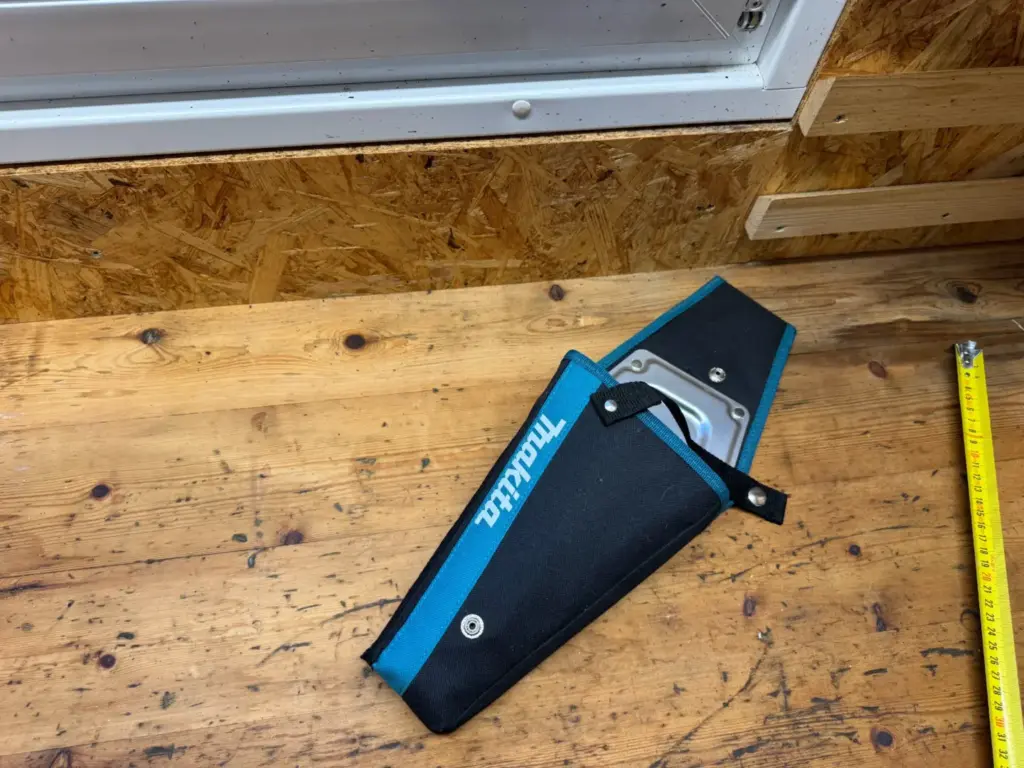 Makita 1913K4-9 Holster mit sichtbarer Metallverstärkung und Sicherungsriemen