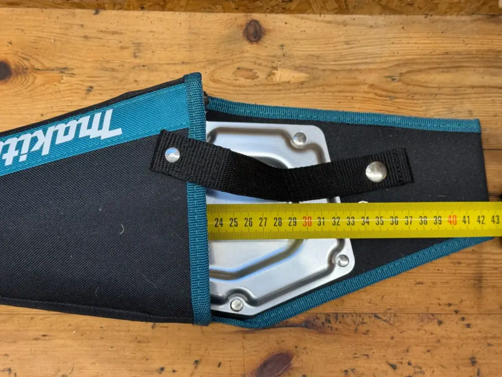 Detail der Metallverstärkung im Makita DUC101 Holster 1913K4-9