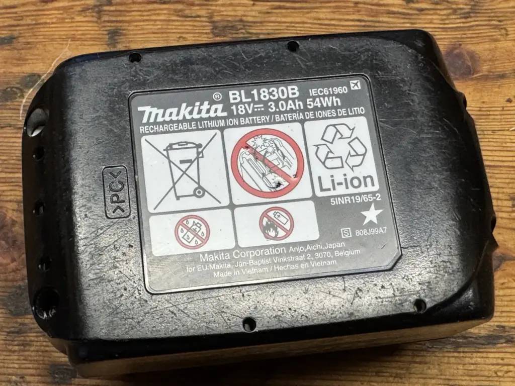 Makita BL1830B Originalakku mit Typenschild 18 V, 3,0 Ah und 54 Wh